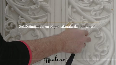 Il dito segna la finitura superficiale della piega in rilievo nel pannello bianco