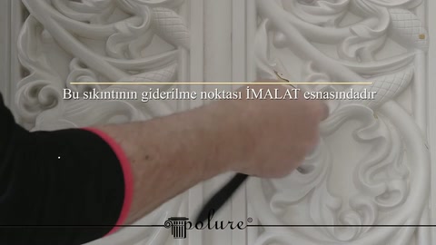 La mano mostra il bordo del disegno ricurvo sulla superficie del separatore bianco
