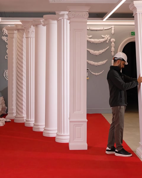 Il corridoio colonnato mostra più stili di colonne in poliuretano affiancati.