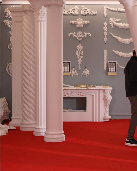 L'angolo colonna e camino mostra pannelli murali in rilievo in poliuretano dettagliati.