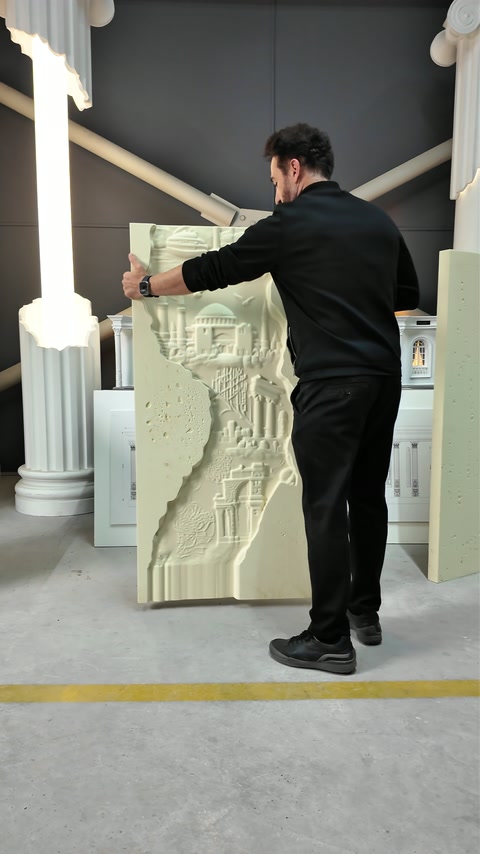 Rölyef paneli atölyede çevrilerek kabartmalı ön yüzü ortaya çıkarılıyor.