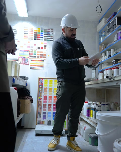 Kimyager elindeki numune kutusunu inceleyerek test hazırlığı yapıyor