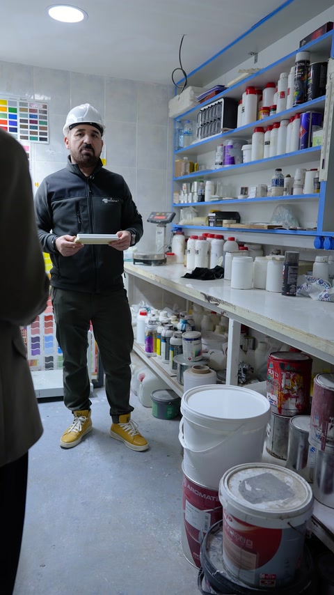 Uno specialista esamina un campione di profilo in poliuretano preparato in laboratorio