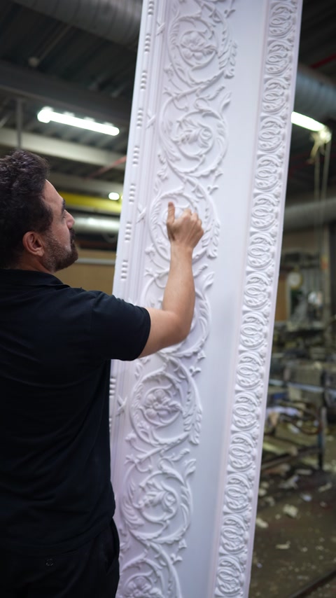 Usta kartonpiyerin kabartmalı yaprak ve rozet detaylarını inceliyor