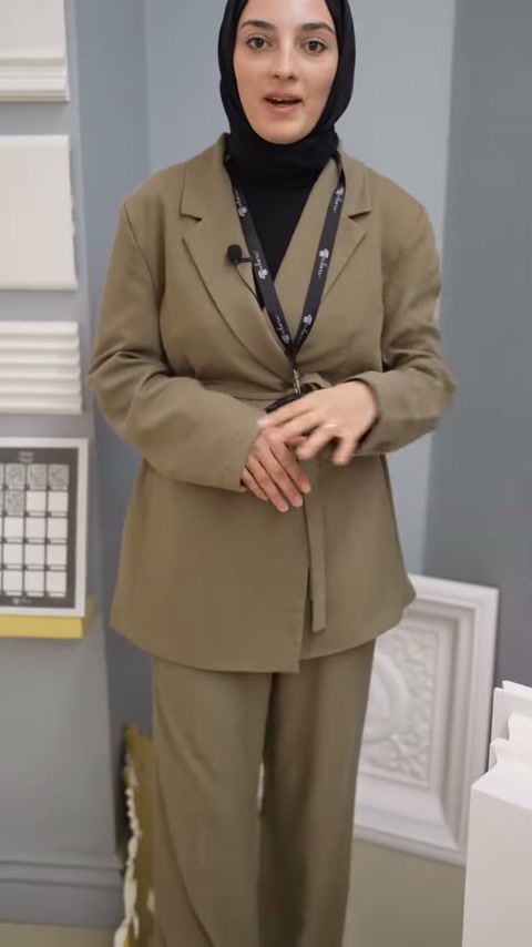 Showroomdaki sunucu, arkasındaki çerçeve çıtalarıyla birlikte görülüyor.