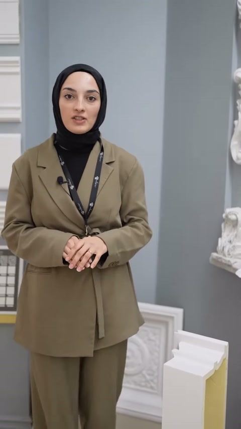 Çerçeve biçimli duvar çıtaları sunucunun arkasında sergileniyor.