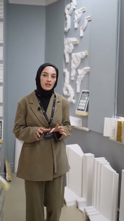 Poliüretan profiller showroom duvarı ve zemini boyunca sergileniyor.