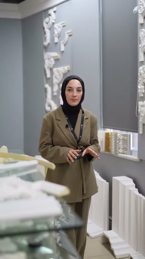 Showroom tezgâhı önünde dekoratif profil tanıtımı sürdürülüyor.