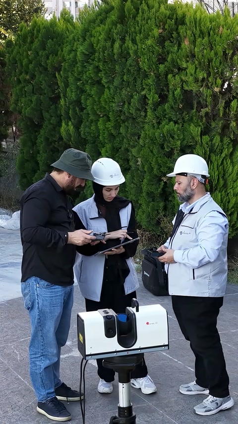 Saha ekibi keşif sırasında tarama verilerini birlikte inceliyor