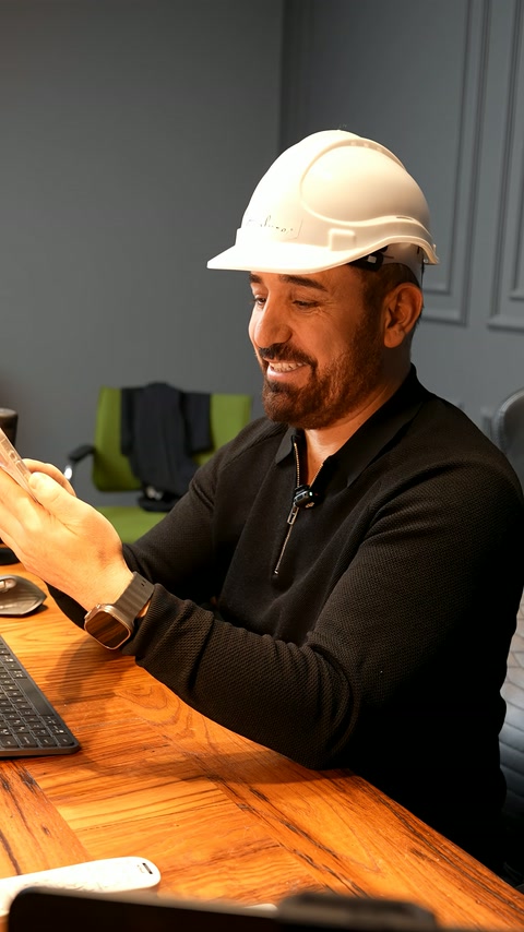 An expert in a beret clarifies decorative facade ideas with hand gestures.