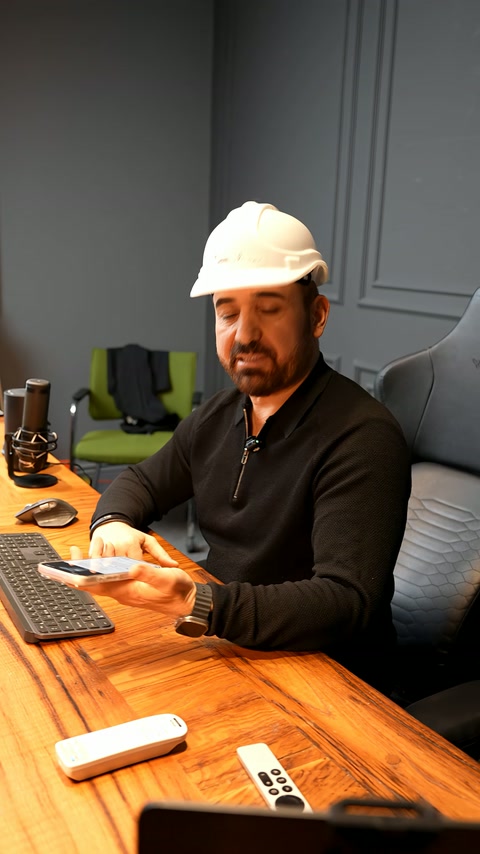 An expert evaluates the details of the facade project at the computer.