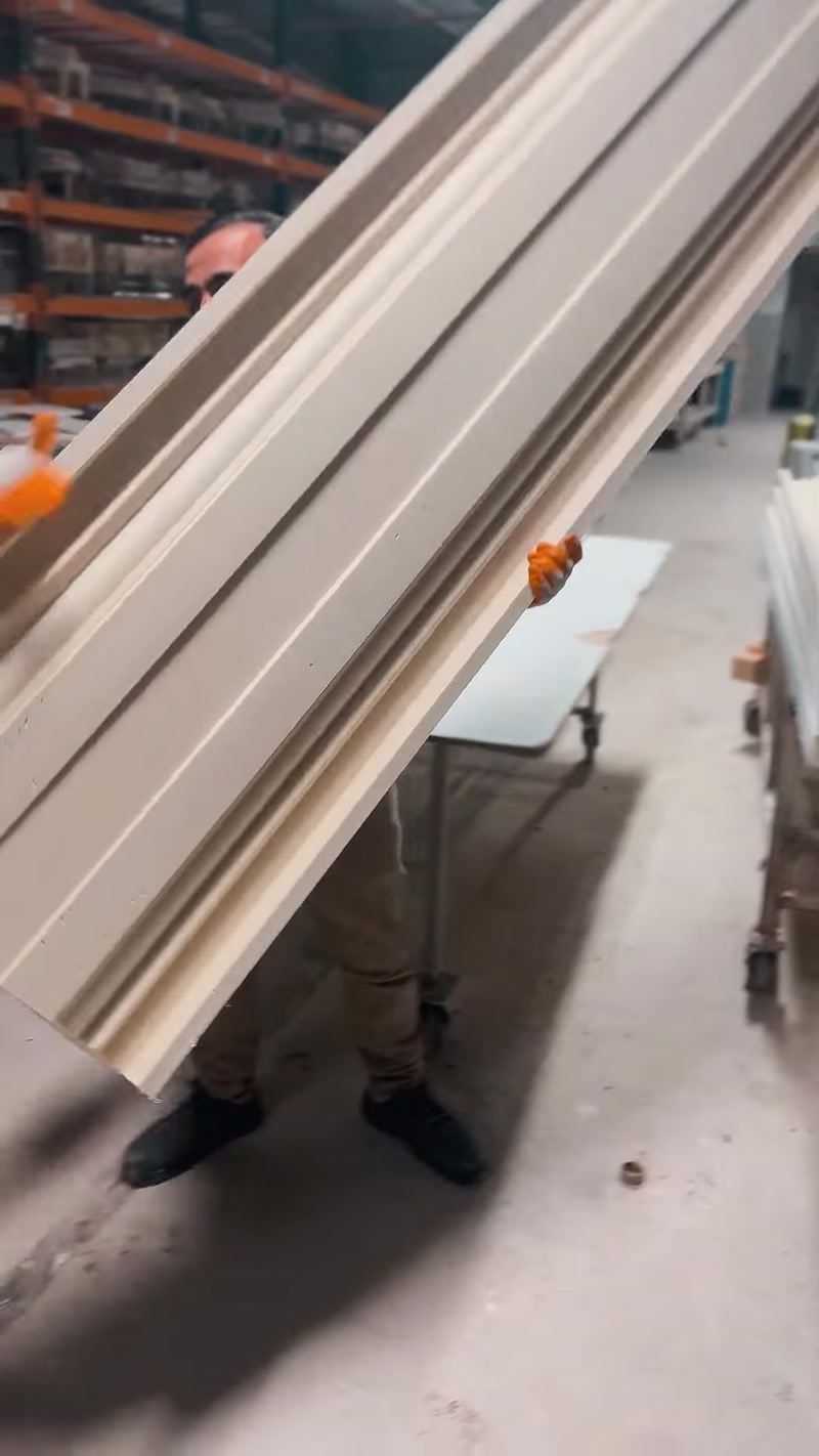 Produzione di profili decorativi in poliuretano per contorni di finestre, marcapiani e gronde