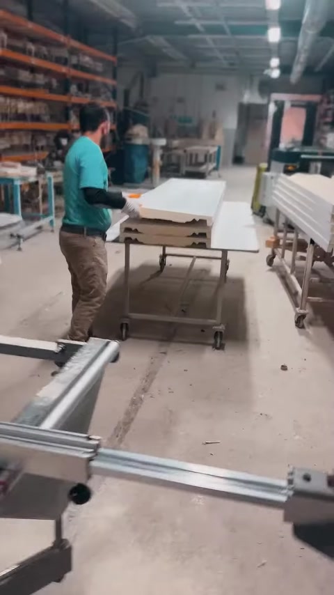 I profili marcapiano in poliuretano vengono preparati su supporti mobili in officina