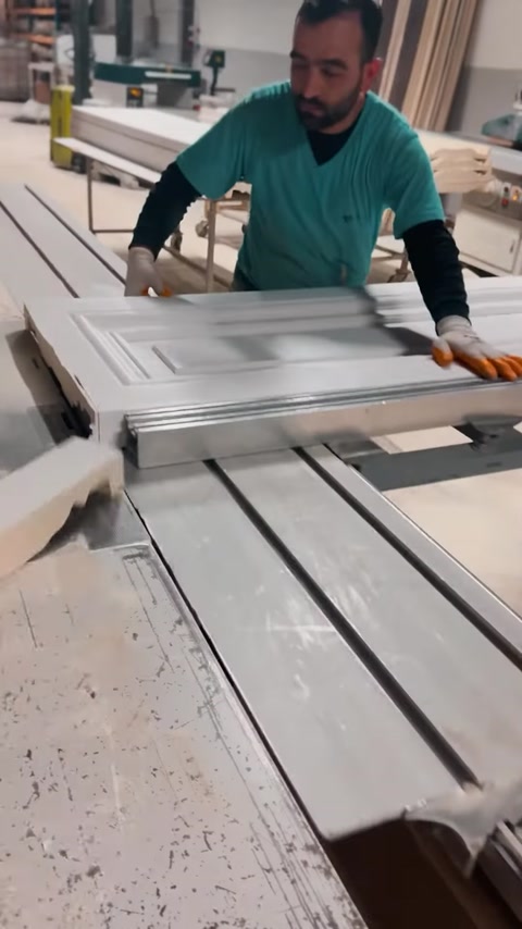 Un profilo decorativo con cornice viene posizionato con cura sul banco di produzione
