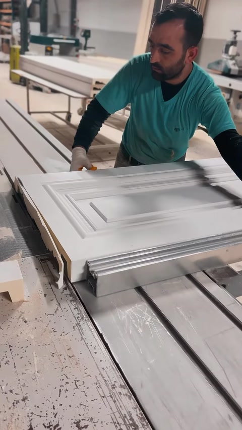 Sono visibili i dettagli laterali a gradini dell’ampio elemento per contorni di finestre in lavorazione