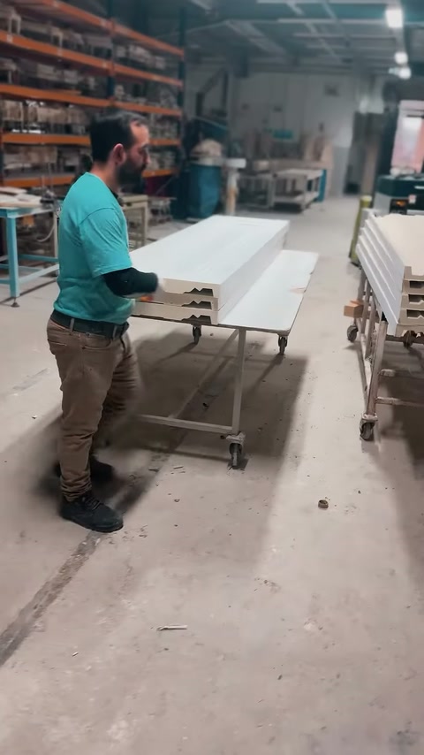 Elemento in poliuretano a superficie liscia preparato su tavolo con ruote in officina