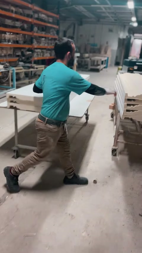 Finitura in poliuretano trasferita da carrello nell'area di produzione