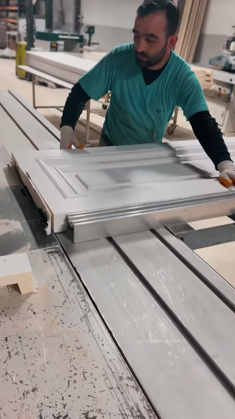 Tavola decorativa per cornice a forma di telaio lavorata su banco con guide