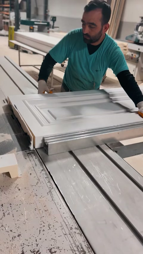 Artigiano che guida il profilo rettangolare in rilievo lungo le guide metalliche