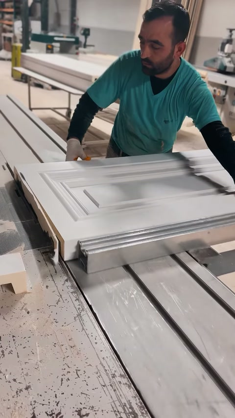 Pannello decorativo per cornice spinto in avanti dall'operaio sulla macchina d'officina
