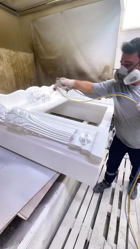 L'intera cornice del camino con dettagli di colonne decorative viene verniciata