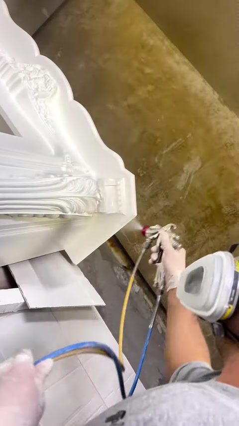 I bordi laterali della cornice del camino vengono verniciati dall'alto