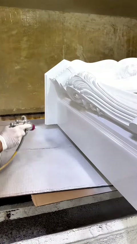 La cornice del camino orizzontale viene decorata agli angoli in laboratorio