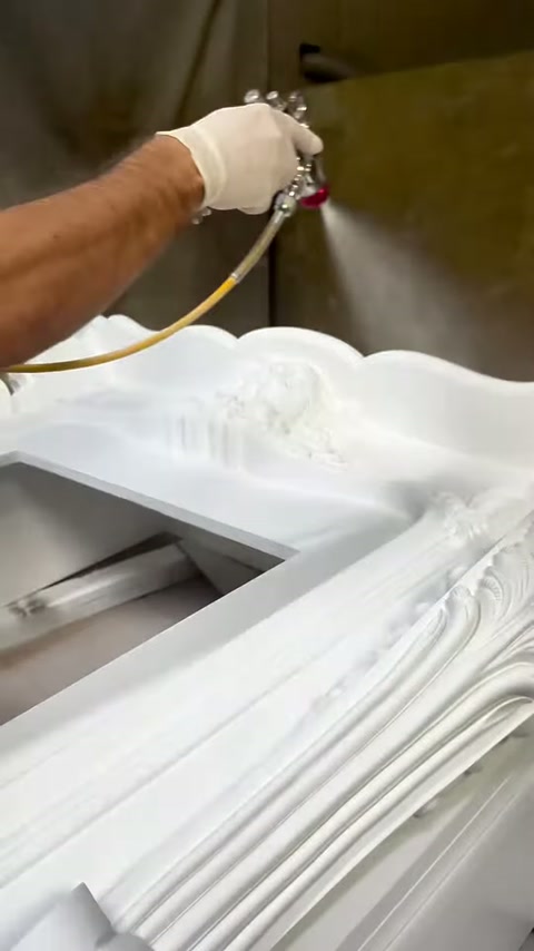 La tavola superiore che circonda l'apertura del camino viene rivestita con metodo di spruzzo