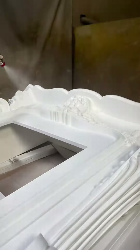 I decori superiori della cornice bianca del camino diventano evidenti dopo la verniciatura