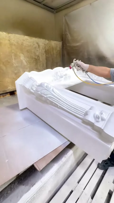 L'operaio vernicia la sezione superiore del camino da lontano con pistola a spruzzo