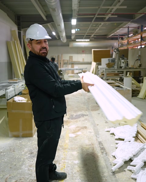 Fabrikada beyaz kartonpiyer profili elde tutuluyor