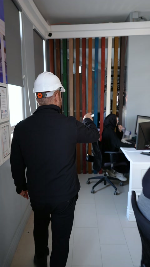 Teknik hazırlık öncesinde bilgisayarların bulunduğu tasarım ofisine geçiliyor