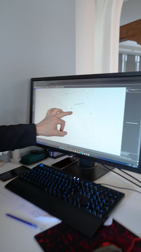 Profil kesitinin kanal bölümü ekranda yakın planda inceleniyor