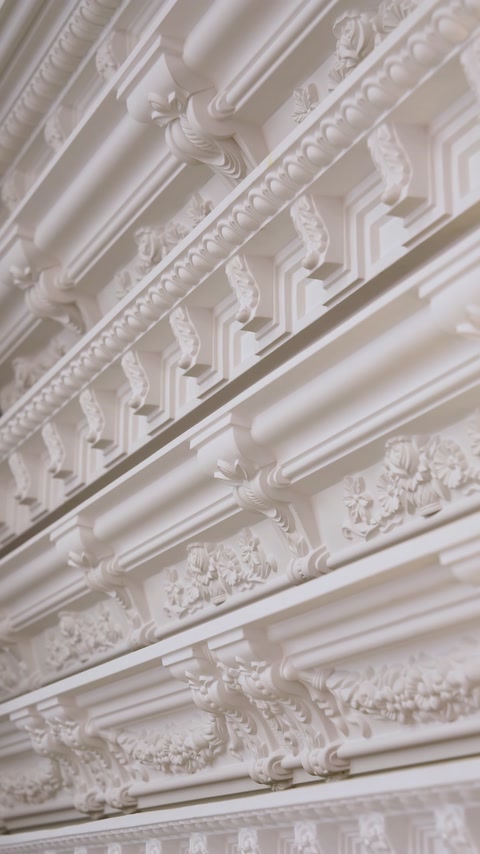 Dettagli di cornici e bordure con motivi classici sono mostrati in primo piano.