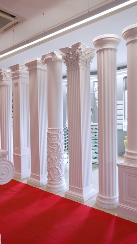 Yivli ve düz gövdeli sütun modelleri showroom geçidinde görülüyor.