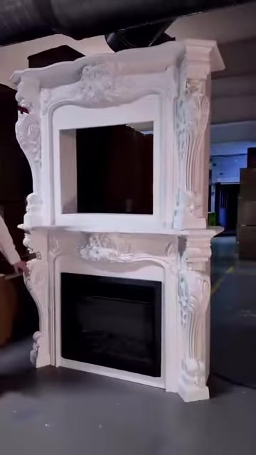 Sopra si vede una cornice aperta, mentre sotto è visibile un inserto elettrico chiuso
