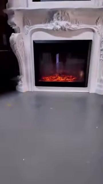 L'inserto elettrico con effetto fiamma rossa è acceso all'interno del camino