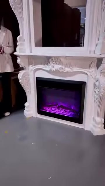 Sono visibili un inserto elettrico con luce viola e decorazioni laterali sinuose