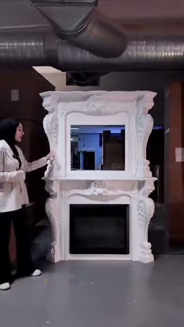 La cornice decorativa è visibile con apertura superiore vuota e vano riscaldante chiuso