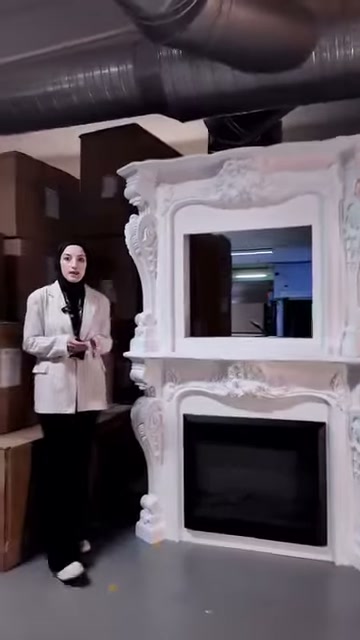 L'ampia apertura superiore e il vano del camino decorativo in magazzino sono visibili