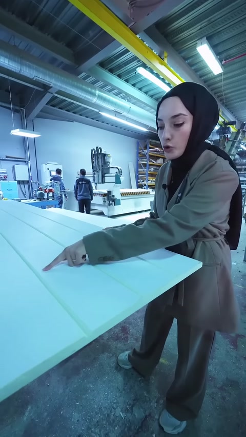 Panel yüzeyinde CNC ile açılan düzenli derz kanalları inceleniyor