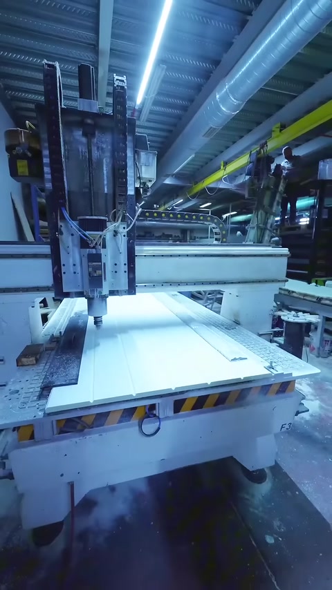 Özelleştirilen panelde paralel lambri kanalları üretim sırasında belirginleşiyor