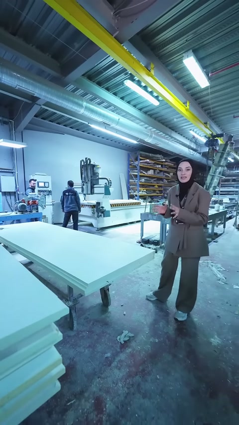 La pila di pannelli e il server sono visibili insieme nell'ampia officina di produzione