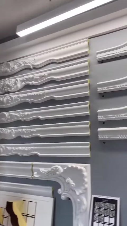 Esempi di listelli decorativi orizzontali con diversi profili e motivi