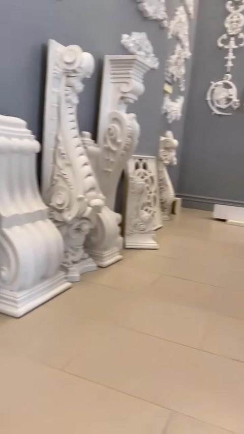 Colonne autoportanti e pezzi decorativi intagliati nell'area espositiva