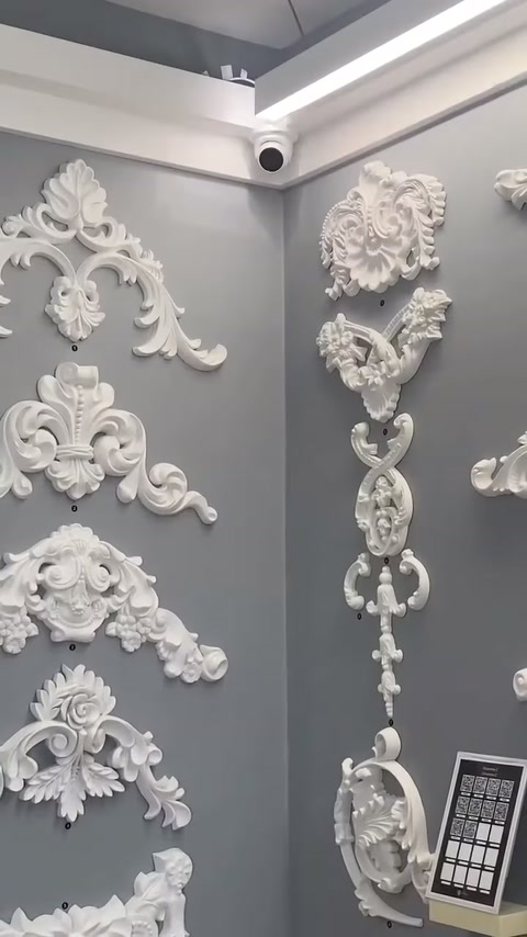 Video mostra vari tipi di decorazioni in poliuretano con rilievo sulla parete della showroom.