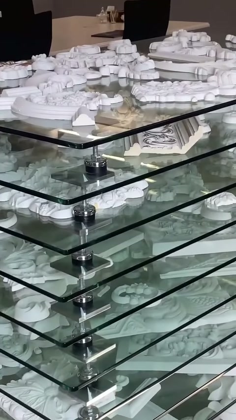 Su un supporto in vetro sono presenti numerosi piccoli campioni di decorazioni in poliuretano.