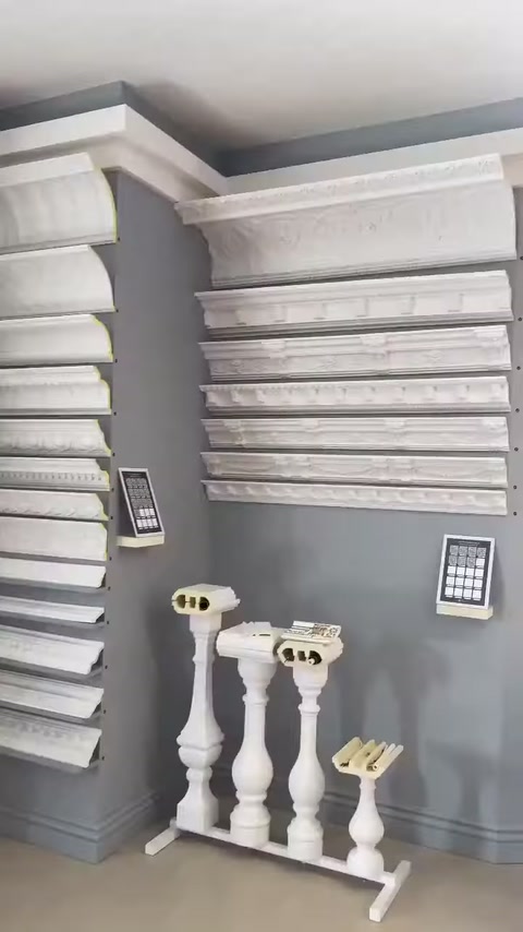 Nella giunzione del soffitto è applicata una cornice e sulla parete sono esposti campioni di profili.