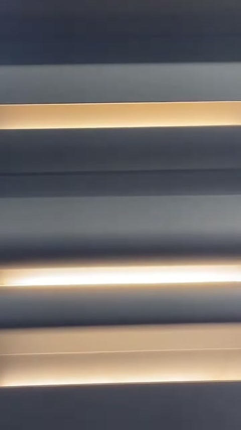 In primo piano è visibile un ampio campione di profilo in poliuretano illuminato.