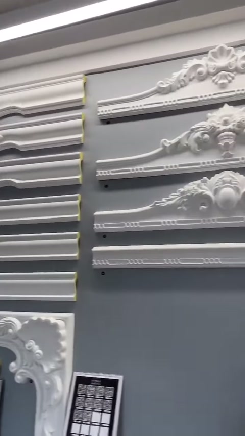 Accanto a una serie di profili verticali sono esposti lunghi bordure con decorazioni in rilievo.
